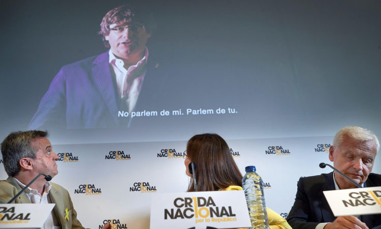 GRAF4283. BARCELONA, 27/09/2018.- Los portavoces de la Crida Nacional per la República, Gemma Geix (c), Ferran Mascarell (d) y Antoni Morral (i), durante la rueda de prensa que han ofrecido hoy en Barcelona en la que han anuncian que el nuevo movimiento independentista impulsado por Carles Puigdemont (fondo), celebrará su convención fundacional el próximo 27 de octubre en Manresa (Barcelona) y se constituirá como partido político a inicios de diciembre, en un congreso constituyente en Barcelona. EFE/Alejandro García