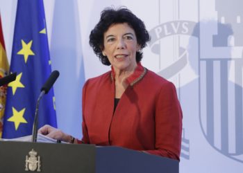 GRAF5487 SEVILLA, 26/10/2018.- La ministra de Educación y Formación Profesional y portavoz del Gobierno, Isabel Celaá, en rueda de prensa tras la reunión del Consejo de Ministros celebrado hoy en Sevilla con el presidente del Ejecutivo, Pedro Sánchez, a la cabeza, la primera vez que se reunen fuera de Madrid desde hace ocho años y en el que se aprobarán medidas para paliar los daños de las lluvias en Andalucía. EFE/José Manuel Vidal