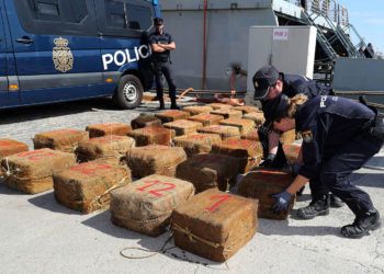 GRAF2930 LAS PALMAS DE GRAN CANARIA. 23.10.18. La Policía ha detenido a diez hombres al apresar en el Atlántico un remolcador de bandera moldava cargado con 1.400 kilos de cocaína con destino a Europa. El remolcador "Breath" ha llegado esta mañana a la Base Naval de Las Palmas escoltado por el buque de la Armada "Rayo", que desplazó a 980 millas de Canarias (1.815 kilómetros) al equipo de operaciones especiales (GEO) que lo asaltó en océano abierto y detuvo a sus diez ocupantes (siete turcos, un georgiano, un ucraniano y un búlgaro).EFE/Elvira Urquijo A.