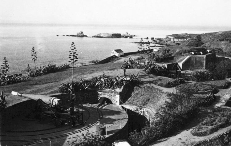 Camino al cementerio desde la batería de Valdeaguas e isleos de Santa Catalina. Hacia 1920. (Archivo Copisteria Ana Sánchez)