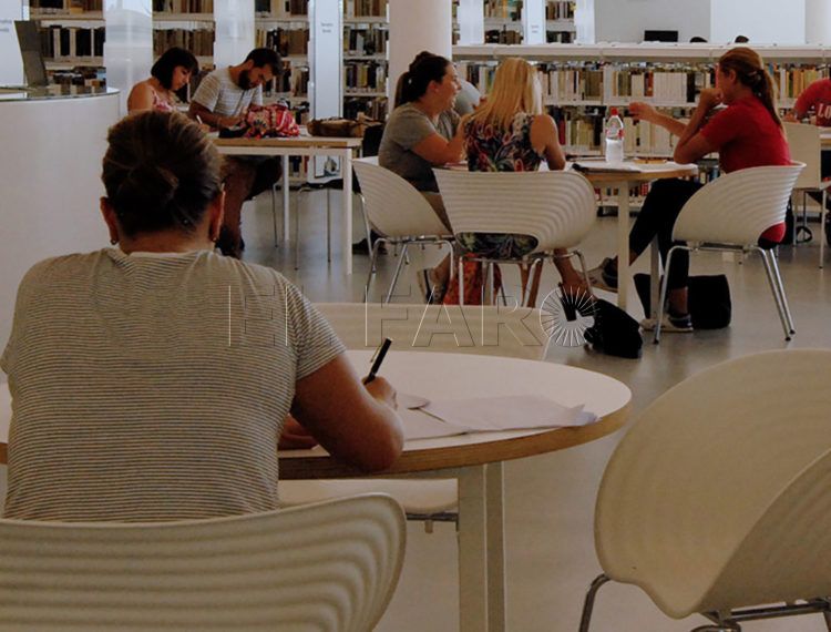Estudiantes educacion biblioteca