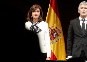 GRAF698. MADRID, 15/10/2018.- El ministro del Interior, Fernando Grande-Marlaska, junto a la secretaria de Estado de Seguridad, Ana Botella (i), y la subsecretaria de Interior, Isabel Goicoechea (d), durante el minuto de silencio que se ha guardado hoy por la muerte del guardia civil José Manuel Arcos Sánchez, asesinado en Granada tras recibir un disparo de un delincuente común, en el acto de entrega de condecoraciones a la Orden del Mérito Policial y de la Guardia Civil a miembros del ministerio. EFE/J.J. Guillén