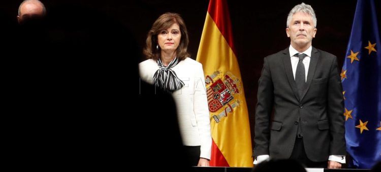 GRAF698. MADRID, 15/10/2018.- El ministro del Interior, Fernando Grande-Marlaska, junto a la secretaria de Estado de Seguridad, Ana Botella (i), y la subsecretaria de Interior, Isabel Goicoechea (d), durante el minuto de silencio que se ha guardado hoy por la muerte del guardia civil José Manuel Arcos Sánchez, asesinado en Granada tras recibir un disparo de un delincuente común, en el acto de entrega de condecoraciones a la Orden del Mérito Policial y de la Guardia Civil a miembros del ministerio. EFE/J.J. Guillén