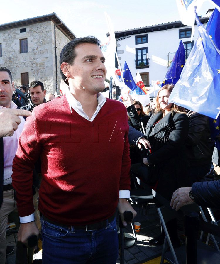 GRAF991. ALSASUA (NAVARRA), 04/11/2018.- El presidente de Ciudadanos, Albert Rivera, a su llegada al acto de la iniciativa "España Ciudadana", impulsada por su partido, que celebra hoy en la localidad navarra un acto de apoyo a la Guardia Civil en el que también intervendrán el escritor Fernando Savater y la víctima de ETA Beatriz Sánchez Seco, entre otros dirigentes políticos. EFE/Villar López