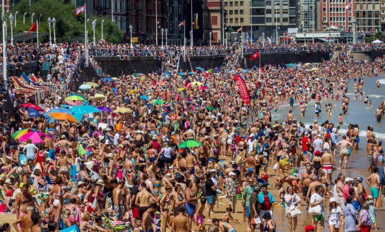 GRAF5128. GIJON, 22/07/2018.- Cientos de personas se han acercado hoy a la playa de San Lorenzo de Gijón, para aprovechar las altas temperraturas registradas en la ciudad después de varios dias de lluvias. EFE/Alberto Morante