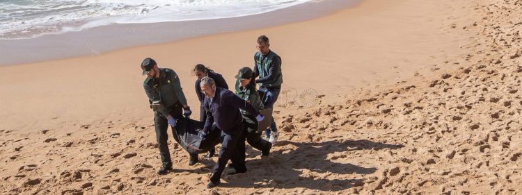 HALLADO OTRO CADÁVER TRAS EL NAUFRAGIO DE UNA PATERA EN CÁDIZ