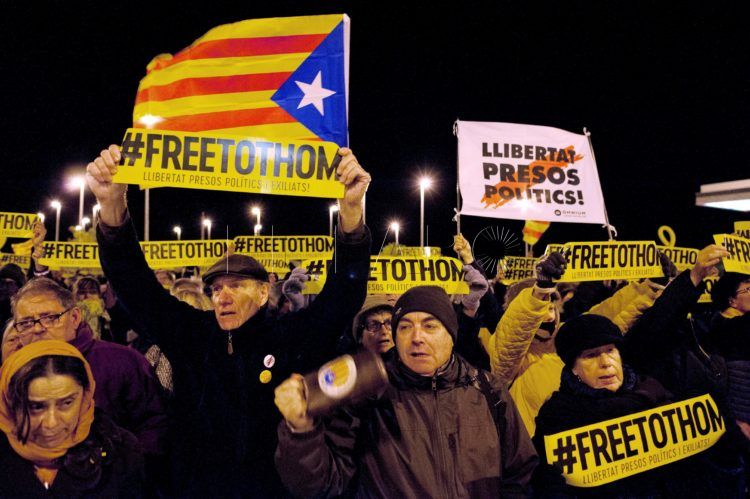 GRAF237. FIGUERES (GIRONA), 02/11/2018.- Concentración unitaria del independentismo ante la cárcel de Puig de les Basses, en Figueres, donde se encuentra recluida la exconsellera Dolors Bassa. EFE/Robin Townsend