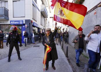 GRAF1098. ALSASUA (NAVARRA), 04/11/2018.- Cientos de personas han apoyado al presidente de Ciudadanos, Albert Rivera, durante el acto de apoyo a la Guardia Civil de la iniciativa "España Ciudadana", impulsada por su partido, que celebra hoy en la localidad navarra de Alsasua en el que también han intervenido el escritor Fernando Savater y la víctima de ETA Beatriz Sánchez Seco, entre otros dirigentes políticos. EFE/Villar López