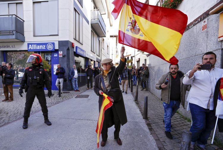 GRAF1098. ALSASUA (NAVARRA), 04/11/2018.- Cientos de personas han apoyado al presidente de Ciudadanos, Albert Rivera, durante el acto de apoyo a la Guardia Civil de la iniciativa "España Ciudadana", impulsada por su partido, que celebra hoy en la localidad navarra de Alsasua en el que también han intervenido el escritor Fernando Savater y la víctima de ETA Beatriz Sánchez Seco, entre otros dirigentes políticos. EFE/Villar López