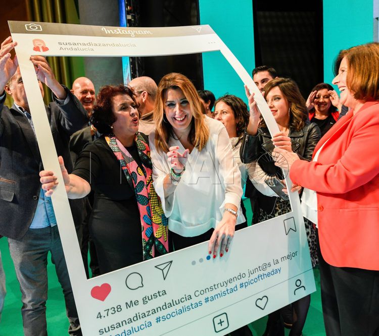GRAF9354. GRANADA, 15/11/2018.- La secretaria general del PSOE de Andalucía, presidenta de la Junta y candidata a la reelección, Susana Díaz (c), celebra hoy en Granada el acto de inicio de la campaña de las Elecciones Autonómicas del 2 de diciembre. EFE/miguel angel molina