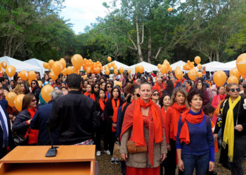 Cientos de globos naranjas volaron hoy por los cielos de Rabat para conmemorar la jornada de la lucha contra la violencia machista y recordar la gravedad del fenómeno en un país que acaba de aprobar una ley para combatirlo.La suelta de globos se produjo en el histórico complejo romano y necrópolis de Chellah, al que acudieron diferentes activistas de derechos humanos y ciudadanos espontáneos. EFE/Javier Otazu