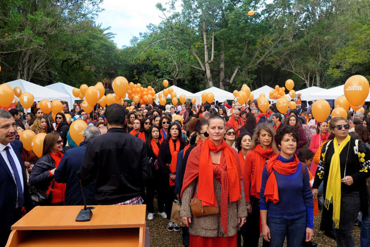 Cientos de globos naranjas volaron hoy por los cielos de Rabat para conmemorar la jornada de la lucha contra la violencia machista y recordar la gravedad del fenómeno en un país que acaba de aprobar una ley para combatirlo.La suelta de globos se produjo en el histórico complejo romano y necrópolis de Chellah, al que acudieron diferentes activistas de derechos humanos y ciudadanos espontáneos. EFE/Javier Otazu