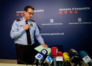 El inspector de los Mossos d'Esquadra Albert Oliva durante la rueda de prensa que ha ofrecido esta mañana para informar de los detalles de la operacion en la que ha sido detenido un vigilante de seguridad, un experto tirador que tenía un arsenal de armas en su domicilio, después de anunciar en un chat de WhatsApp su intención de matar al presidente del Gobierno, Pedro Sánchez, en venganza por la exhumación de los restos de Franco. EFE/Enric Fontcuberta