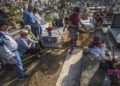 VALENCIA 18 4 2017 Poitica MEMORIA HISTORICA Varios familiares de represaliados franquistas asisten al inicio de los trabajos de excavacion y exhumacion de la fosa numero 82 del cementerio de Paterna Valencia donde se esperan encontrar los restos de 20 personas desaparecidas durante la Guerra Civil FOTO MIGUEL LORENZO