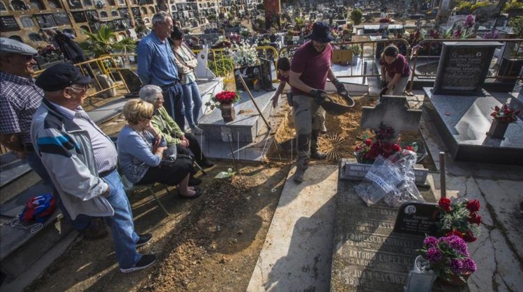 VALENCIA 18 4 2017 Poitica MEMORIA HISTORICA Varios familiares de represaliados franquistas asisten al inicio de los trabajos de excavacion y exhumacion de la fosa numero 82 del cementerio de Paterna Valencia donde se esperan encontrar los restos de 20 personas desaparecidas durante la Guerra Civil FOTO MIGUEL LORENZO