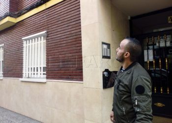 GRAF7049. ZARAGOZA, 14/12/2018.- El joven musulmán de 29 años Mohamed Karzaki, trepó durante la tarde de ayer por la fachada de un edificio situado en la calle Río Cinca de Zaragoza para ayudar a una mujer que pedía auxilio desde la ventana de su piso mientras era agredida por un hombre. En declaraciones a Efe, Karzazi ha animado a las personas a ayudar a "salvar vidas" si están en disposición de hacerlo. EFE/Isabel Esteban