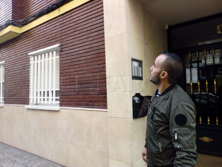 GRAF7049. ZARAGOZA, 14/12/2018.- El joven musulmán de 29 años Mohamed Karzaki, trepó durante la tarde de ayer por la fachada de un edificio situado en la calle Río Cinca de Zaragoza para ayudar a una mujer que pedía auxilio desde la ventana de su piso mientras era agredida por un hombre. En declaraciones a Efe, Karzazi ha animado a las personas a ayudar a "salvar vidas" si están en disposición de hacerlo. EFE/Isabel Esteban