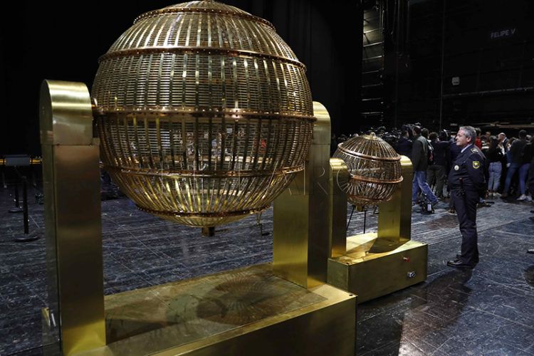 Los bombos de la lotería de Navidad llegan al Teatro Real