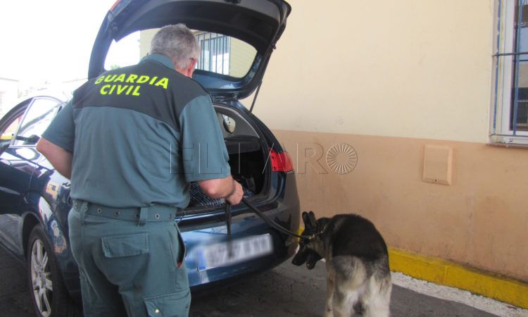 guardia civil con perro puerto droga embarque