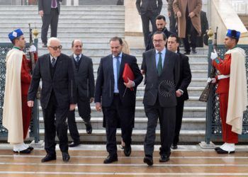 El ministro de Fomento, José Luis Ábalos, acompañado por el embajador de España en Marruecos, Ricardo Díez-Hochleitner (d), y el conservador del mausoleo, coronel Hasan Skali (i), tras la visita al mausoleo de Mohamed V este viernes en Rabat.