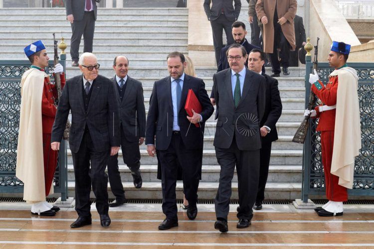 El ministro de Fomento, José Luis Ábalos, acompañado por el embajador de España en Marruecos, Ricardo Díez-Hochleitner (d), y el conservador del mausoleo, coronel Hasan Skali (i), tras la visita al mausoleo de Mohamed V este viernes en Rabat.
