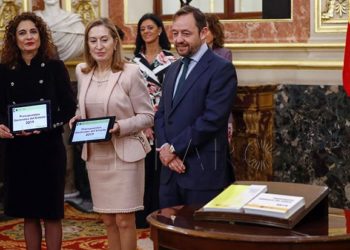GRAF8440. MADRID, 14/01/2019.- La ministra de Hacienda, María Jesús Montero (i), hace entrega a la presidenta del Congreso de los Diputados, Ana Pastor (c), en presencia del presidente de la Comisión de Presupuestos, Francisco de la Torre (d), el Proyecto de Presupuestos Generales del Estado para 2019 aprobado el pasado viernes en Consejo de Ministros y que son clave para el futuro del Gobierno de Pedro Sánchez. EFE/Emilio Naranjo