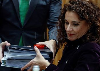 GRAF8500. MADRID, 14/01/2019.- La ministra de Hacienda, María Jesús Montero, presenta el proyecto de Ley de Presupuestos Generales del Estado de 2019 en el Congreso de los Diputados. Los beneficios no distribuidos de las sociedades cotizadas anónimas de inversión en el mercado inmobiliario (socimi) tributarán un 15 %, una medida que pretende promover el mercado del alquiler, según establece el proyecto presupuestario para 2019 presentado hoy en el Congreso. EFE/Emilio Naranjo