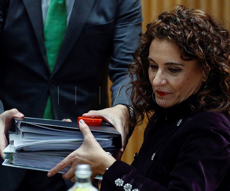 GRAF8500. MADRID, 14/01/2019.- La ministra de Hacienda, María Jesús Montero, presenta el proyecto de Ley de Presupuestos Generales del Estado de 2019 en el Congreso de los Diputados. Los beneficios no distribuidos de las sociedades cotizadas anónimas de inversión en el mercado inmobiliario (socimi) tributarán un 15 %, una medida que pretende promover el mercado del alquiler, según establece el proyecto presupuestario para 2019 presentado hoy en el Congreso. EFE/Emilio Naranjo