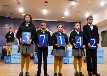 GRAF5197 MADRID, 6/1/2019.- El primer premio del sorteo extraordinario de la lotería del Niño, celebrado hoy y dotado con dos millones de euros por serie (200.000 euros al décimo), ha recaído en el número 37.142. EFE/Zipi