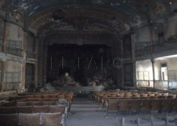 GRA292. TÁNGER (MARRUECOS), 13/12/2013.- Interior del Gran Teatro Cervantes, en Tánger (Marruecos), que cumple cien años reducido a un amasijo de ruinas que esconden la época dorada de España en esta ciudad del Estrecho y los avatares de un edificio que desde su fundación estuvo marcado por grandes dificultades económicas para subsistir. El Instituto Cervantes de Tánger inauguró hoy una exposición que resume la vida del teatro y, a través de una recopilación de diversos documentos (recibos, fotografías, planos, telegramas, recortes de periódicos), se relata no solo los fastos del edificio, sino también sus infortunios. EFE/Marta Miera