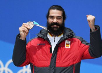 Daegwallyeong-myeon (Korea, Republic Of), 15/02/2018.- Bronze medal winner Regino Hernandez of Spain during the medal ceremony for the men's Snowboard Cross event during the PyeongChang 2018 Olympic Games, South Korea, 15 February 2018. (España, Corea del Sur) EFE/EPA/VASSIL DONEV