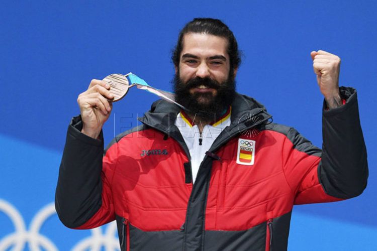 Daegwallyeong-myeon (Korea, Republic Of), 15/02/2018.- Bronze medal winner Regino Hernandez of Spain during the medal ceremony for the men's Snowboard Cross event during the PyeongChang 2018 Olympic Games, South Korea, 15 February 2018. (España, Corea del Sur) EFE/EPA/VASSIL DONEV