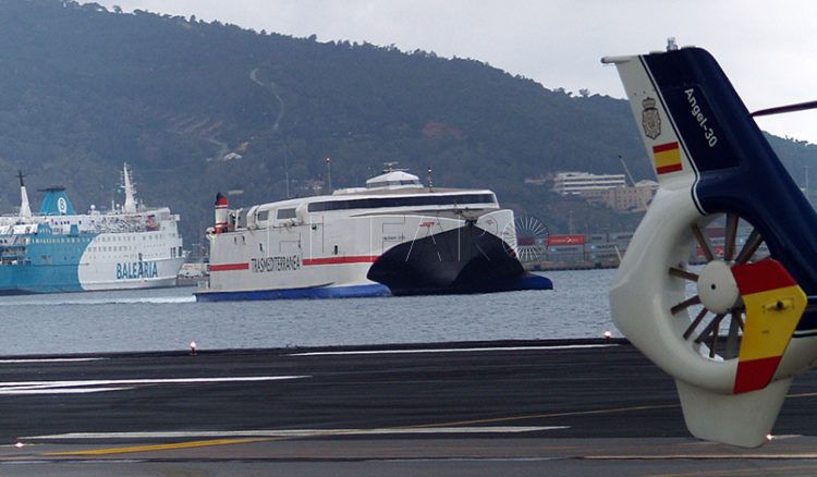 barcos y helicoptero