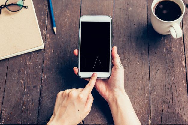 primer-plano-mano-mujer-que-sostiene-telefono-pantalla-blanco-espacio-copia-su-publicidad-mujer-mano-usando-telefono-cafeteria_1627-775
