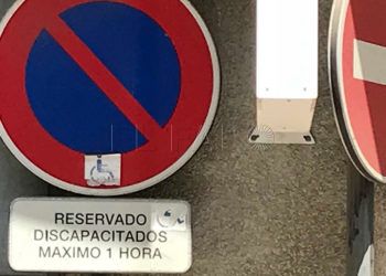 señal reservado discapacitado aparcamiento