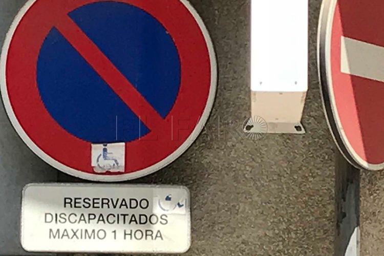 señal reservado discapacitado aparcamiento