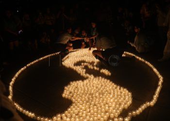 AME3722. CIUDAD DE MÉXICO (MÉXICO), 30/03/2019.- Personas prenden velas este sábado durante la celebración de la Hora del Planeta en Ciudad de México (México). Promovida por el Fondo Mundial para la Naturaleza (WWF), la primera edición de la Hora del Planeta fue realizada en 2007 en Sydney (Australia) y desde entonces se han ido sumando miles de ciudades alrededor del mundo, con la intención de creer conciencia sobre la necesidad de economizar energía y hacer un uso sustentado de ella. EFE/Sashenka Gutiérrez