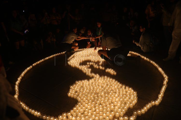AME3722. CIUDAD DE MÉXICO (MÉXICO), 30/03/2019.- Personas prenden velas este sábado durante la celebración de la Hora del Planeta en Ciudad de México (México). Promovida por el Fondo Mundial para la Naturaleza (WWF), la primera edición de la Hora del Planeta fue realizada en 2007 en Sydney (Australia) y desde entonces se han ido sumando miles de ciudades alrededor del mundo, con la intención de creer conciencia sobre la necesidad de economizar energía y hacer un uso sustentado de ella. EFE/Sashenka Gutiérrez