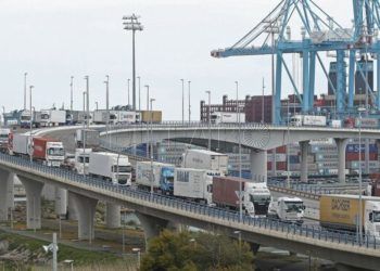 Cola-camiones-Puerto-Algeciras_1290181592_89985366_667x375