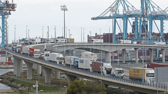 Cola-camiones-Puerto-Algeciras_1290181592_89985366_667x375