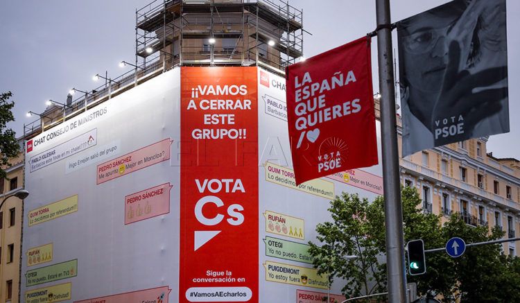 GRAF4110. MADRID, 19/04/2019.- Carteles electorales de Ciudadanos y del PSOE en Madrid. EFE/Emilio Naranjo