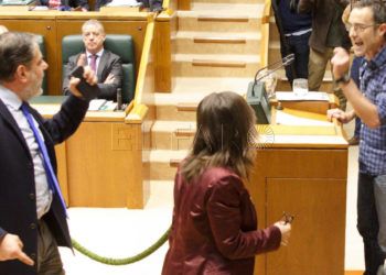 GRAFCAV3174. VITORIA (ÁLAVA), 04/04/2019.- Los parlamentarios del PP increpan al parlamentario de EH Bildu Julen Arsuaga, durante el debate en el Parlamento Vasco de la ley que reconocerá a las víctimas de abusos policiales cometidos en Euskadi entre 1978 y 1999, y que modifica parcialmente otra de 2016 que no pudo aplicarse al ser recurrida ante el Tribunal Constitucional. EFE/David Aguilar.