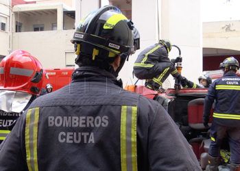 bomberos en el parque de bomberos