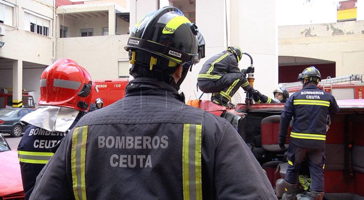 bomberos en el parque de bomberos