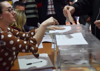 votando urna