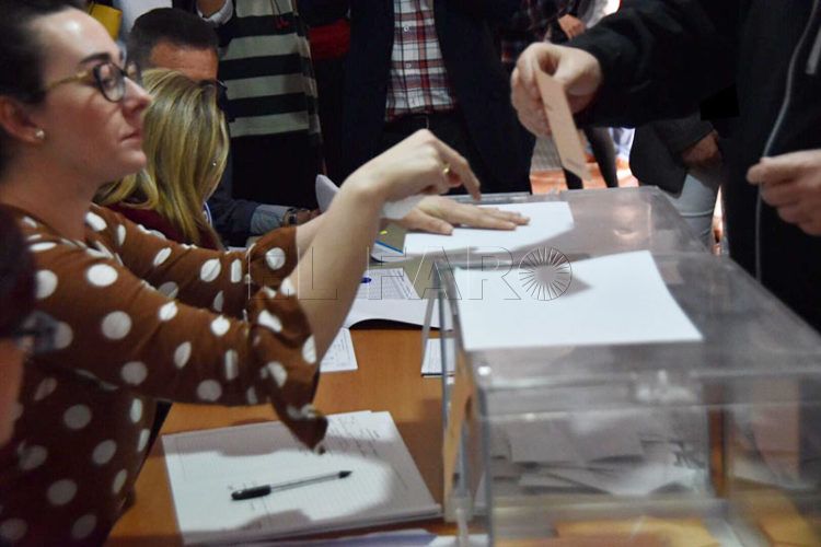 votando urna