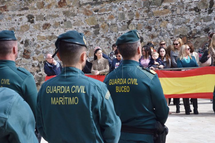 guardia-civil-enseña-nacional-bandera