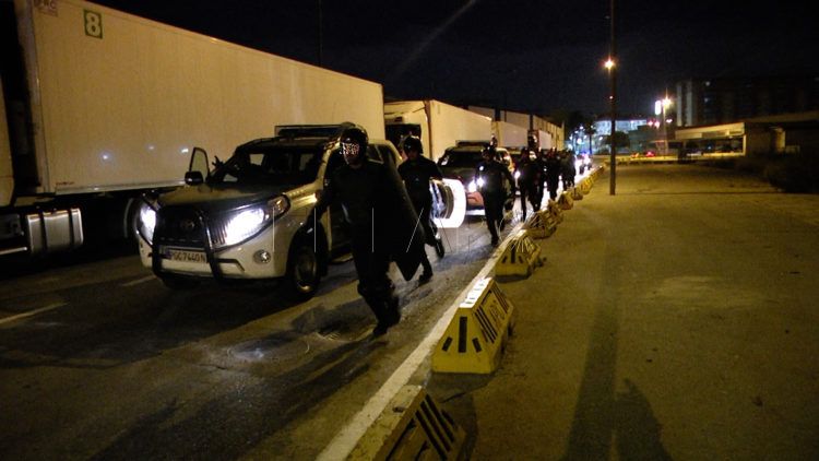 inmigrantes-puerto-batalla-campal-guardia-civil-20