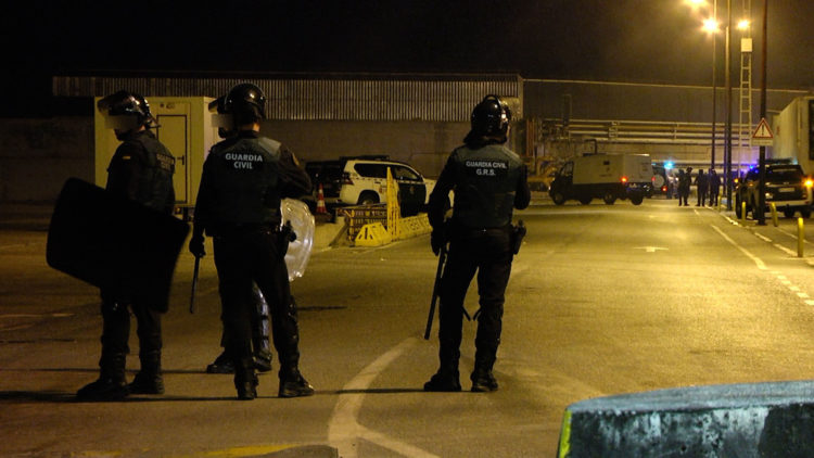 inmigrantes-puerto-batalla-campal-guardia-civil-37