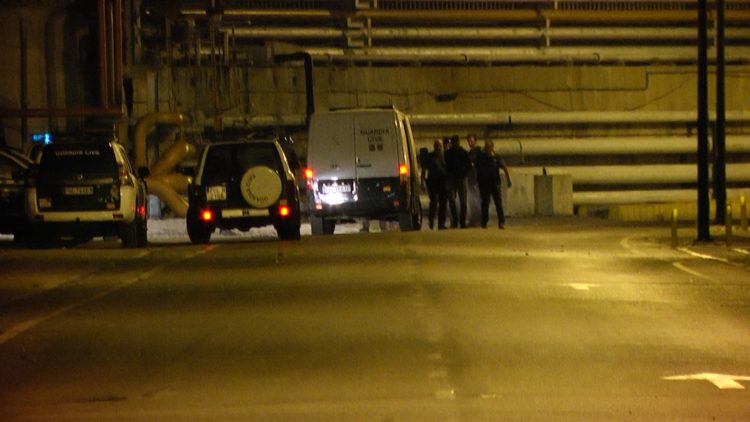 inmigrantes-puerto-batalla-campal-guardia-civil-42